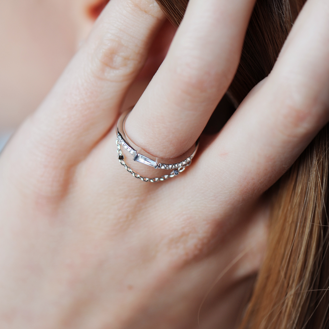 Bague fine en argent avec sa chaine pour une allure rock et glam